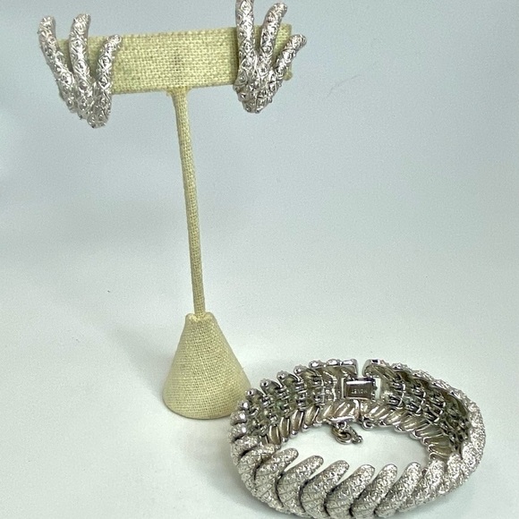 VINTAGE Monet 60’s Etched Silver Tone Link Bracelet and matching clip earrings - Picture 11 of 15